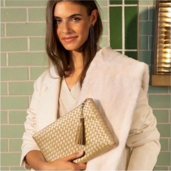 NWT! Virginia Wolf Mimi Metallic Gold Woven Clutch - Picture 2 of 11